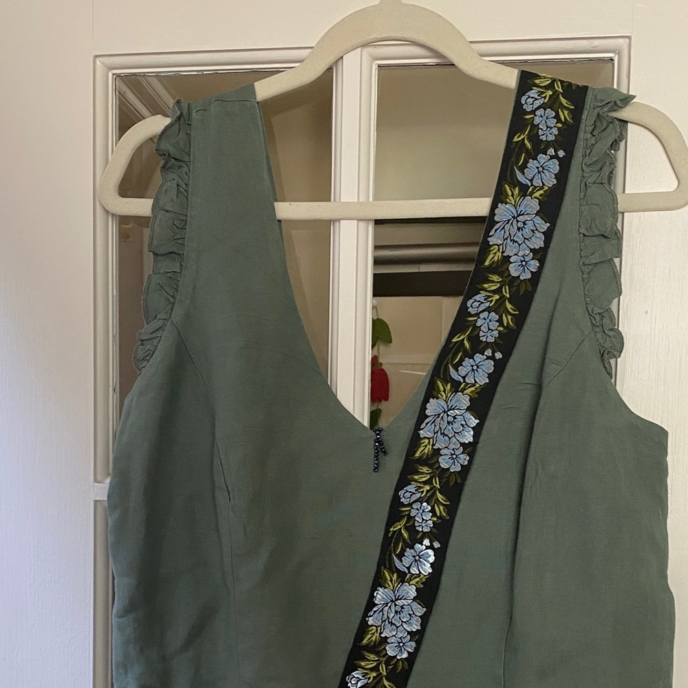 Green Sleeveless jumper with Floral Embroidery size L
